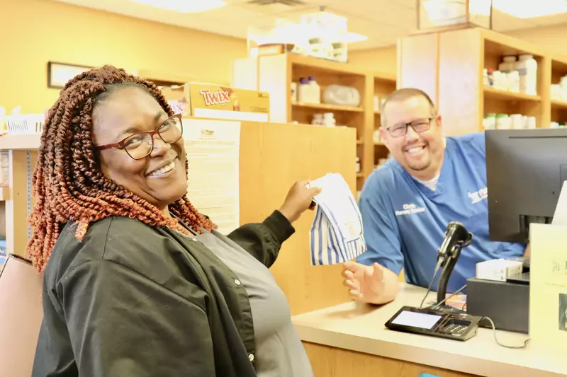  pharmacy doctor helping patient